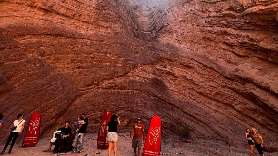 Grupo de personas en atracción denominada Anfiteatro, Cafayate, Salta